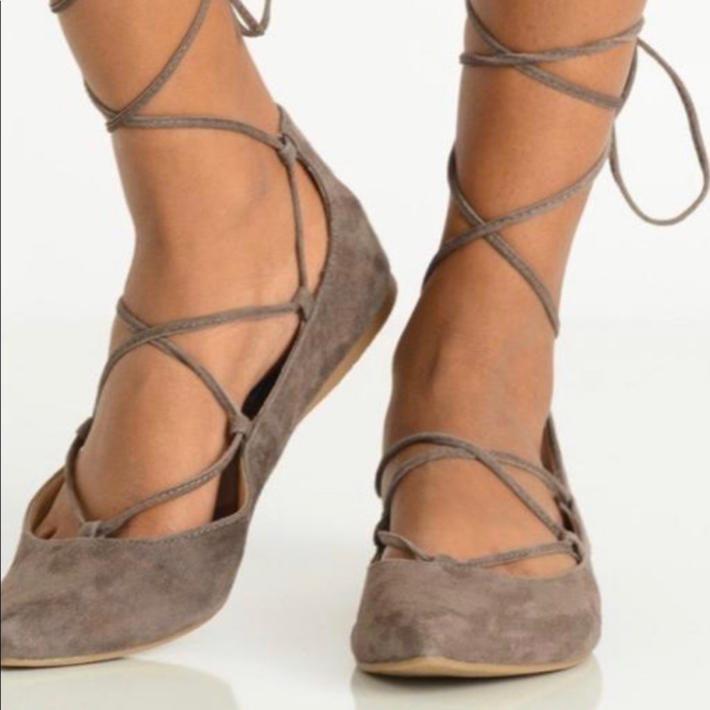 Steve Madden Eleanor Lace Up Pointed Toe Suede Flats in size 8.
